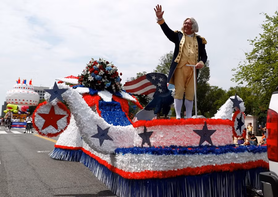 Một người đàn ông ăn mặc như cố TT Mỹ George Washington