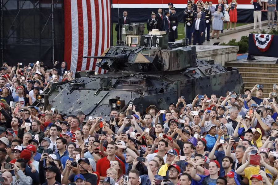 Khánh gia bao quanh xe chiến đấu Bradley