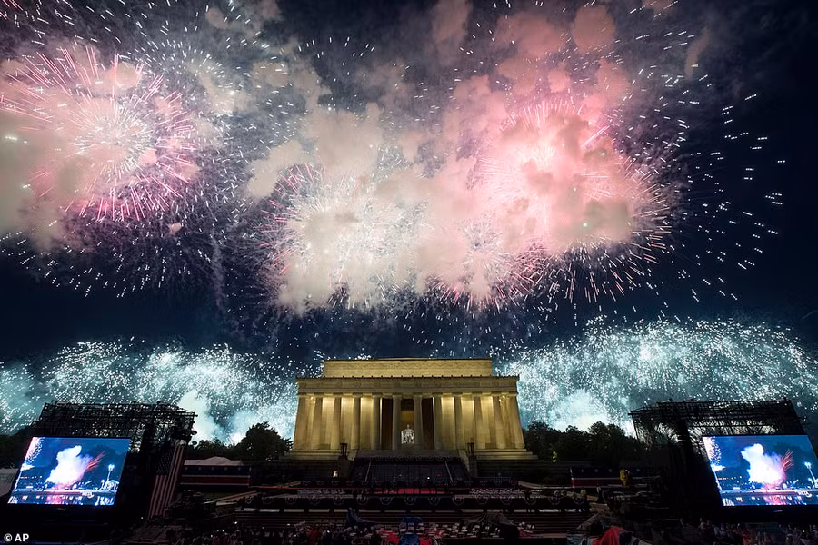 Pháo hoa rực rỡ trên bầu trời Washington DC Pháo hoa rực rỡ trên bầu trời Washington DC