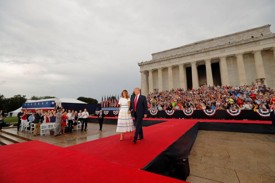 TT Donald Trump và phu nhân bước ra sân khấu TT Donald Trump và phu nhân bước ra sân khấu