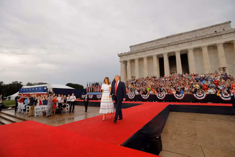 TT Donald Trump và phu nhân bước ra sân khấu TT Donald Trump và phu nhân bước ra sân khấu