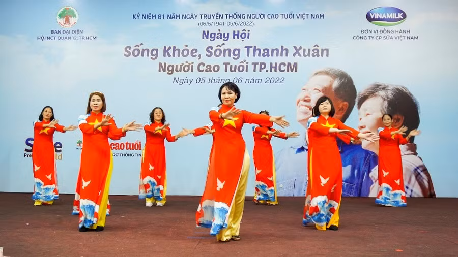 Tinh thần “Sống khỏe, sống thanh xuân” được thể hiện một cách ấn tượng qua các màn biểu diễn múa, tiết mục dưỡng sinh của người cao tuổi Hà Nội và Hồ Chí Minh