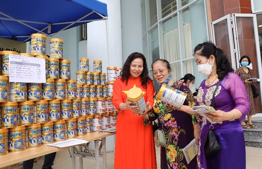 Đại diện Vinamilk tặng hoa cho Đại diện người cao tuổi thủ đô, thể hiện sự cam kết trong việc đồng hành chăm sóc sức khỏe cho người cao tuổi thủ đô và cả nước.