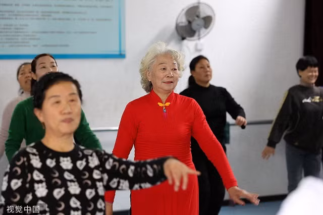 Những SV cao tuổi ở Trung Quốc.