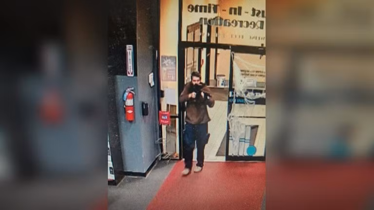 Hình ảnh nghi phạm do Văn phòng Cảnh sát trưởng Hạt Androscoggin công bố.