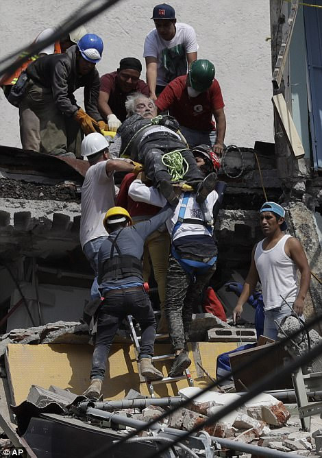 Nạn nhân được đưa ra khỏi đống đổ nát