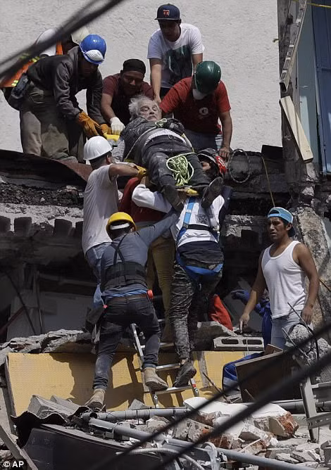 Nạn nhân được đưa ra khỏi đống đổ nát