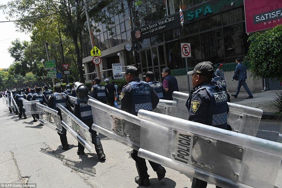 Lực lượng cảnh sát được huy động để ứng cứu người dân