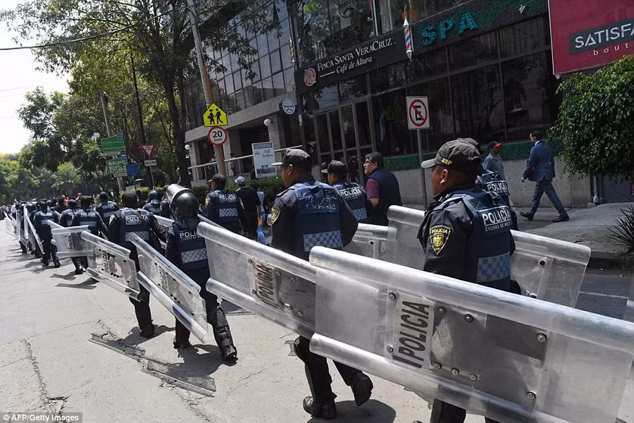 Lực lượng cảnh sát được huy động để ứng cứu người dân