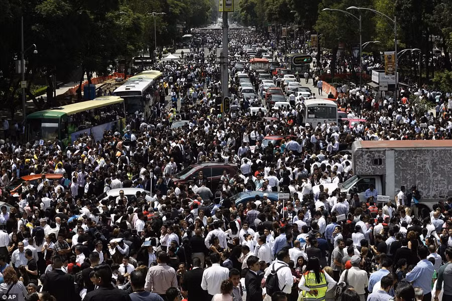 Hàng ngàn người dân sợ hãi đổ ra đường sau động đất