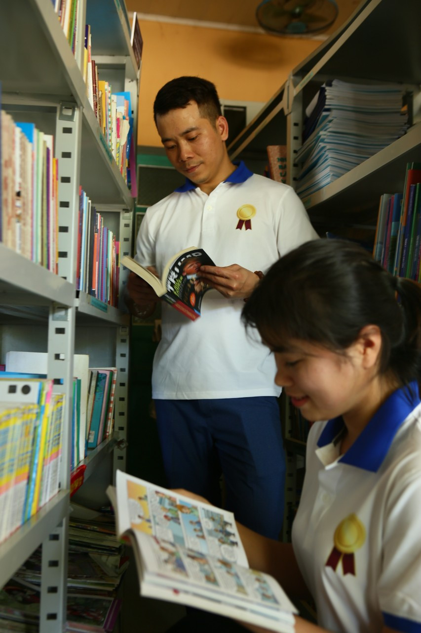 Trao tặng gần 170 đầu sách cho tủ sách nhà trường.