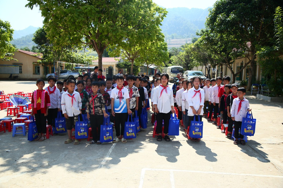 Học sinh Trường PTDTBT THCS Sính Phình đón nhận các phần quà ý nghĩa.