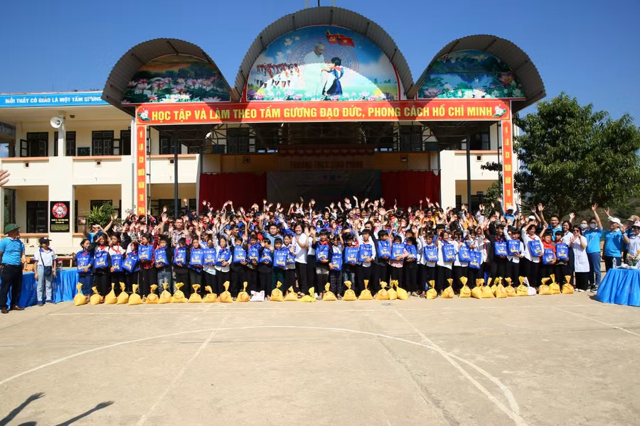 Những phần quà yêu thương được trao đến tận tay học sinh Trường PTDTBT THCS Sính Phình.