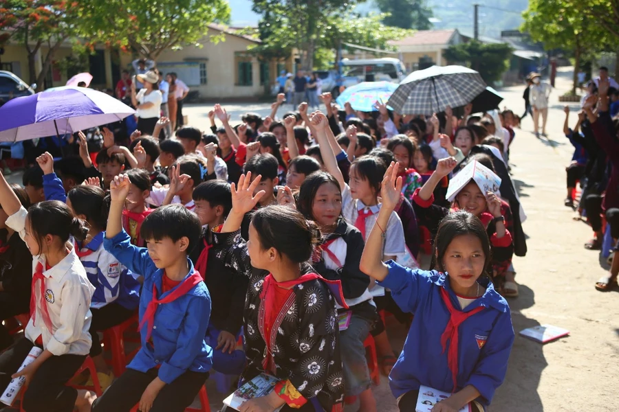 Học sinh Trường PTDTBT THCS Sính Phình hào hứng với các hoạt động thiện nguyện do Trường Đại học Thành Đô tổ chức.