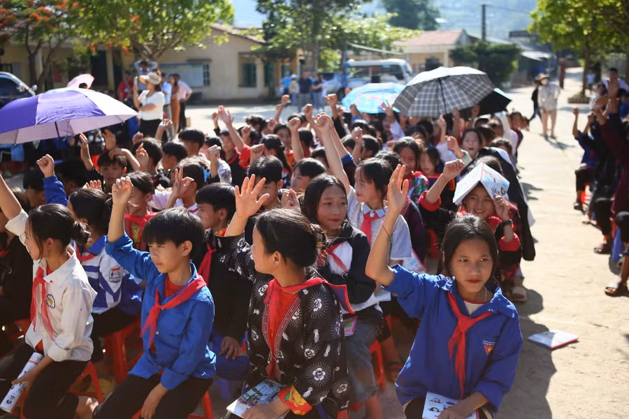 Học sinh Trường PTDTBT THCS Sính Phình hào hứng với các hoạt động thiện nguyện do Trường Đại học Thành Đô tổ chức.