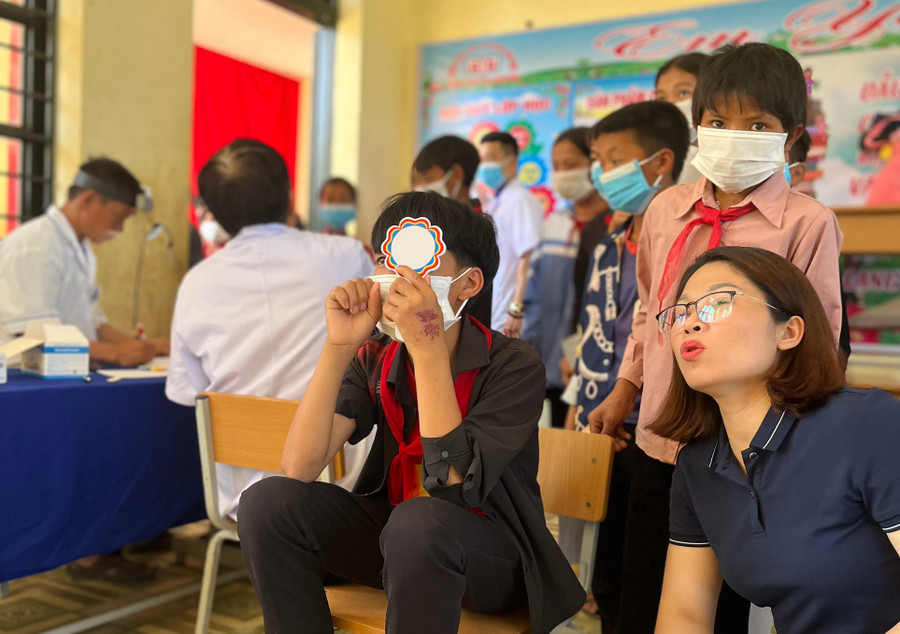 Học sinh Trường PTDTBT THCS Sính Phình được kiểm tra thị lực.