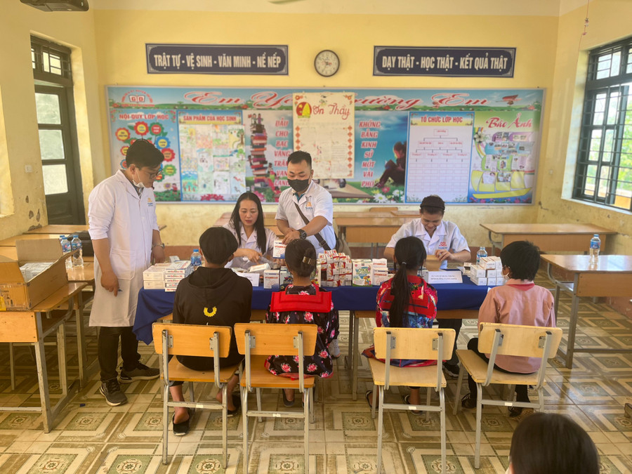 Giảng viên, sinh viên Khoa Dược tham gia thăm khám, tư vấn sức khỏe cho học sinh.