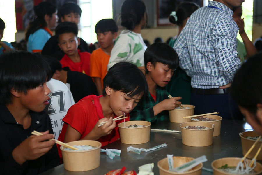 Học sinh Trường PTDBT THCS Sính Phình hào hứng với suất ăn mang hương vị Hà Nội.
