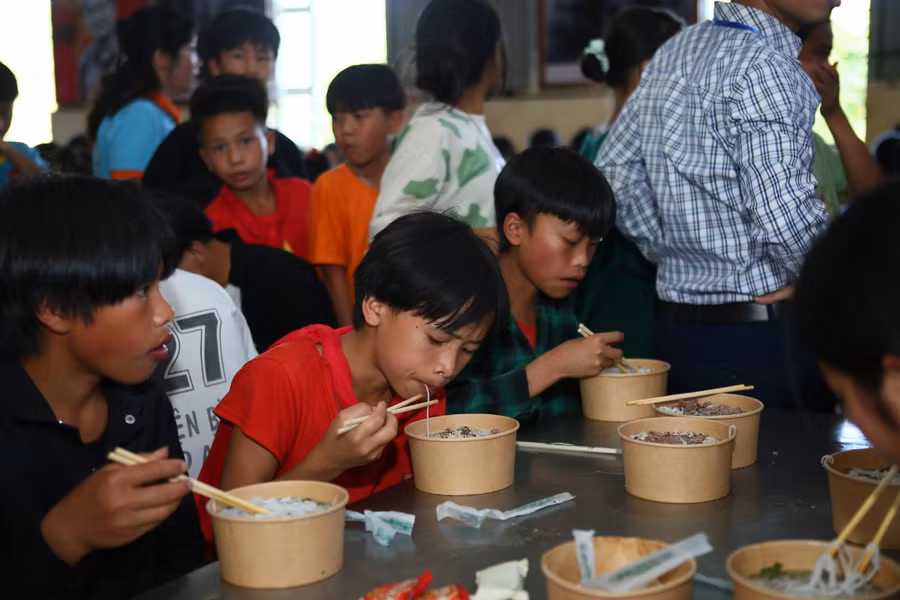 Học sinh Trường PTDBT THCS Sính Phình hào hứng với suất ăn mang hương vị Hà Nội.