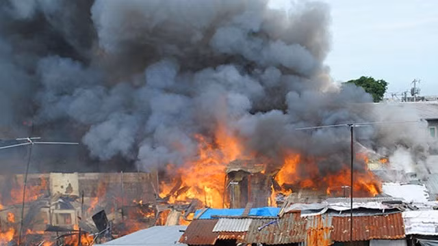 Máy bay bốc cháy sau khi rơi.