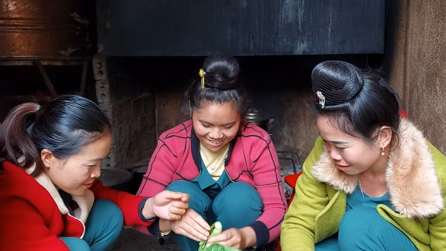 Cùng với việc giảng dạy, hàng ngày cô Hải phải thay cha mẹ chăm sóc học sinh.