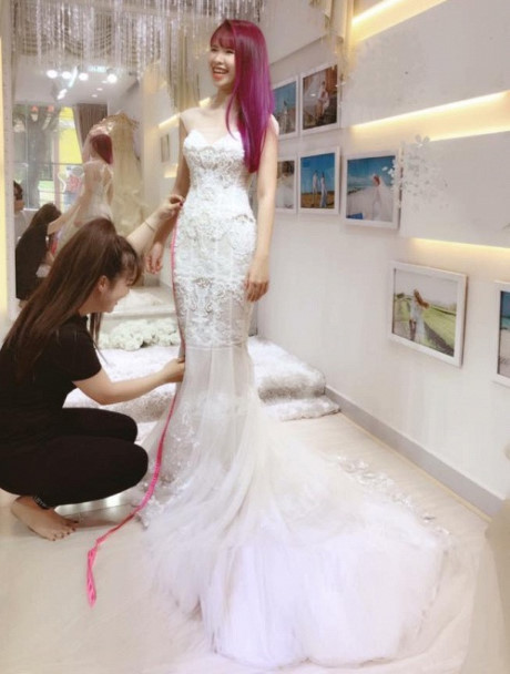 Khoi My duoc khen het loi khi dien bo vay cuoi dinh 8.000 vien pha le - Anh 3