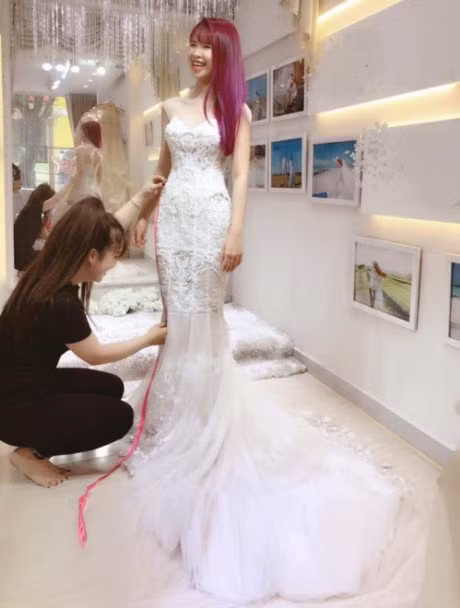 Khoi My duoc khen het loi khi dien bo vay cuoi dinh 8.000 vien pha le - Anh 3