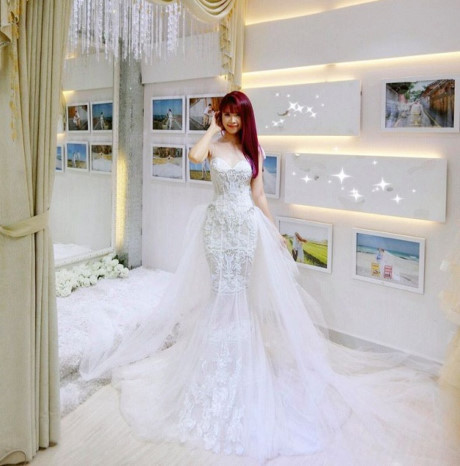 Khoi My duoc khen het loi khi dien bo vay cuoi dinh 8.000 vien pha le - Anh 2