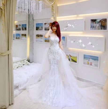 Khoi My duoc khen het loi khi dien bo vay cuoi dinh 8.000 vien pha le - Anh 2