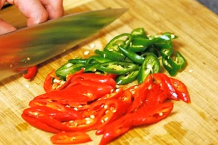 4 cách làm dịu tay bỏng rát hiệu quả vì thái ớt