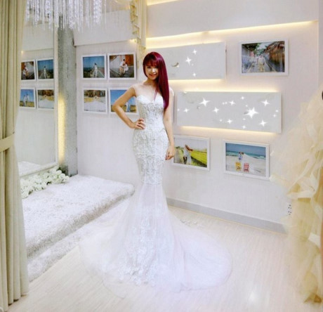 Khoi My duoc khen het loi khi dien bo vay cuoi dinh 8.000 vien pha le - Anh 1