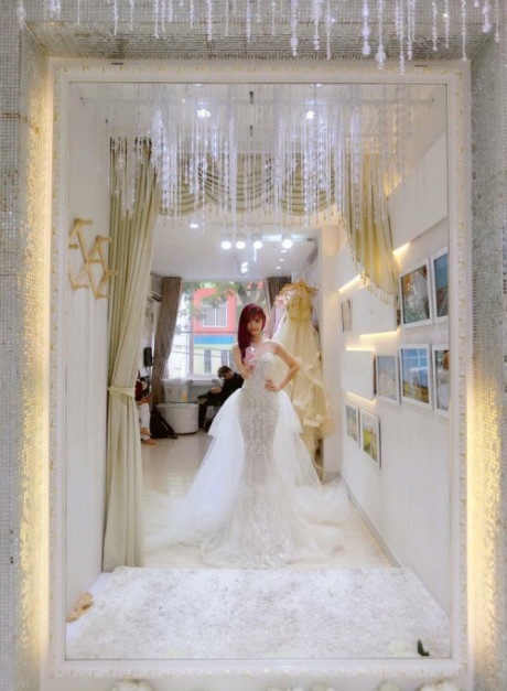 Khoi My duoc khen het loi khi dien bo vay cuoi dinh 8.000 vien pha le - Anh 7