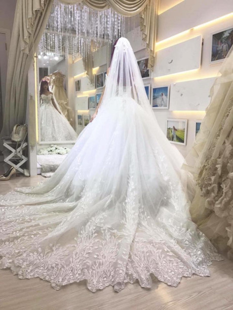 Khoi My duoc khen het loi khi dien bo vay cuoi dinh 8.000 vien pha le - Anh 5