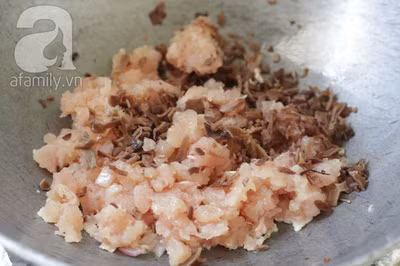 Bắc chảo lên bếp, thêm 1 muỗng dầu ăn cho hành vào phi thơm sau đó thịt gà băm nhỏ và nấm mèo xào, nêm gia vị thêm tiêu để khi ăn bánh sẽ rất thơm.