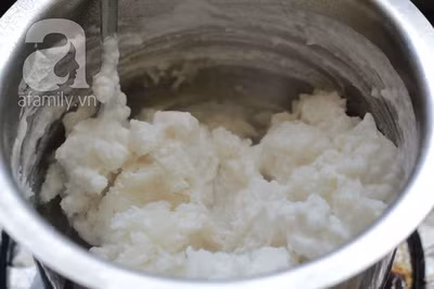 Sau khi nước dùng đã nguội cho 300ml nước dùng vào chung với hỗn hợp bột đặt lên bếp nấu nửa sống nửa chín.