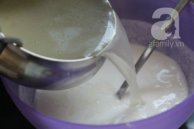 Đùi gà cắt lấy phần thịt ra riêng giữ phần xương cho vào nồi nấu để lấy nước dùng sau 20 phút tắt bếp để nguội. Bạn nhớ nêm 1 muỗng bột nêm nhé để nước dùng đậm đà hơn. Đùi gà cắt lấy phần thịt ra riêng giữ phần xương cho vào nồi nấu để lấy nước dùng sau 20 phút tắt bếp để nguội. Bạn nhớ nêm 1 muỗng bột nêm nhé để nước dùng đậm đà hơn.