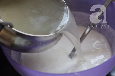 Đùi gà cắt lấy phần thịt ra riêng giữ phần xương cho vào nồi nấu để lấy nước dùng sau 20 phút tắt bếp để nguội. Bạn nhớ nêm 1 muỗng bột nêm nhé để nước dùng đậm đà hơn.