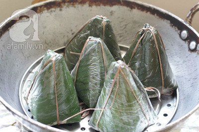 Đặt lên bếp hấp 10-15 phút tùy vào độ lớn của bánh. Bánh giò dùng nóng rất ngon. Đặt lên bếp hấp 10-15 phút tùy vào độ lớn của bánh. Bánh giò dùng nóng rất ngon.