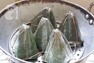 Đặt lên bếp hấp 10-15 phút tùy vào độ lớn của bánh. Bánh giò dùng nóng rất ngon.