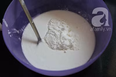 Gạo tẻ cho vào máy xay sinh tố xay nhuyễn chỉ thêm 1/2 chén nước trong quá trình xay sau đó cho bột bắp vào khuấy đều.