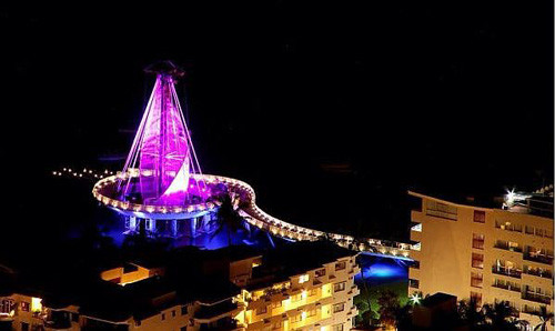 Ban đêm những ánh đèn khiến vẻ đẹp của cầu cảng Los Muertos càng thêm hùng vĩ Những cầu cảng có kiến trúc ấn tượng và đẹp nhất thế giới