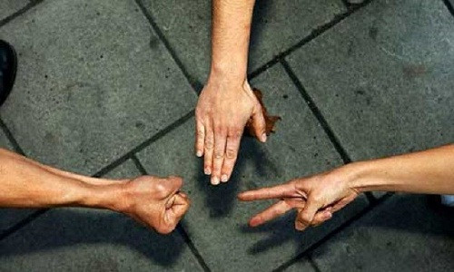 Khoa học chỉ ra bí quyết thắng trò chơi oẳn tù tì
