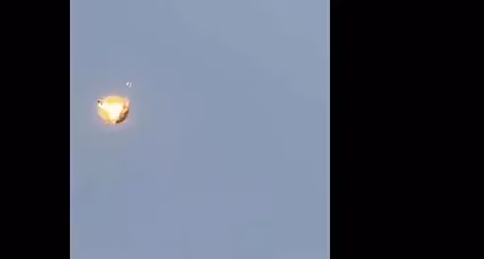 Tên lửa khiến máy bay không người lái văng xuống đất.