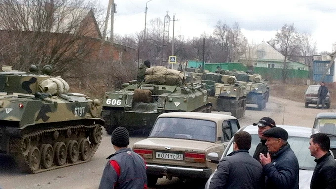 Xe quân sự Nga di chuyển ở khu vực gần biên giới Ukraine - Ảnh: Reuters