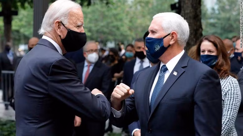 Cựu Phó TT Joe Biden và Phó TT Mike Pence không bắt tay để tránh virus