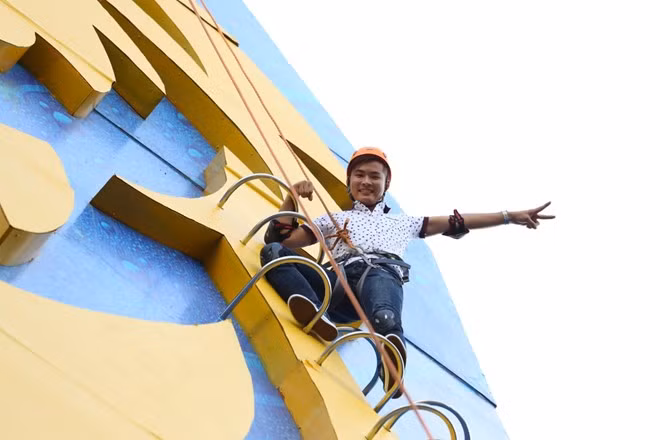 Nếu như khi leo núi thật, người chơi phải trang bị nhiều đồ chuyên dụng thì leo núi nhân tạo, chỉ cần một đôi giày và một số đồ bảo hộ là bạn có thể thử sức.