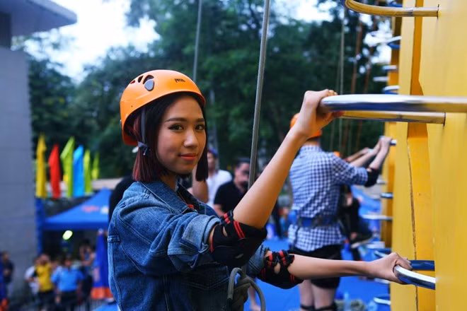 Ca sĩ Min (ST.319) đã đồng hành cùng chương trình từ những buổi đầu tiên. Từ một cô gái sợ độ cao, giờ đây, Min đã có thể tự tin chinh phục bức tường một cách thuần thục. “Không có gì là không thể nếu bạn nỗ lực, cố gắng chiến thắng bản thân”, ca sĩ trẻ tâm sự. 