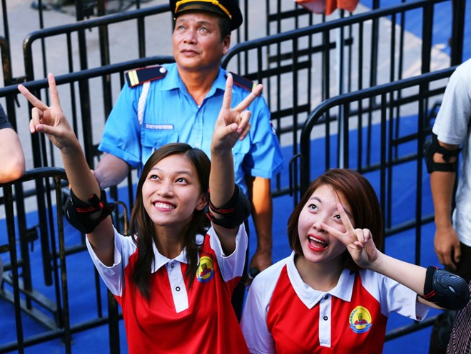 Nhưng họ nhanh chóng chinh phục thử thách với sự cổ vũ rất cuồng nhiệt của khán giả. Nhưng họ nhanh chóng chinh phục thử thách với sự cổ vũ rất cuồng nhiệt của khán giả.