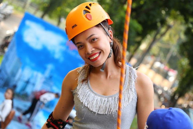 Không chỉ hấp dẫn đấng mày râu, chương trình còn thu hút nhiều cô gái xinh đẹp tham gia. “Khéo léo, dũng cảm và dẻo dai là 3 yếu tố cần có để tham gia môn thể thao này”, một bạn nữ cho biết. Không chỉ hấp dẫn đấng mày râu, chương trình còn thu hút nhiều cô gái xinh đẹp tham gia. “Khéo léo, dũng cảm và dẻo dai là 3 yếu tố cần có để tham gia môn thể thao này”, một bạn nữ cho biết.