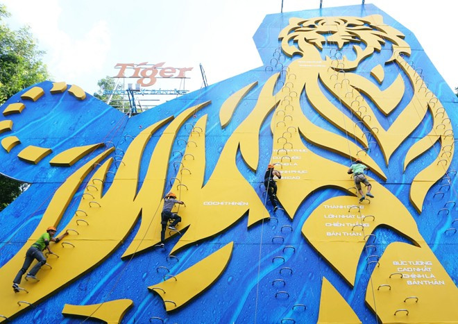 Trước đó, nhiều bạn trẻ cũng thi nhau chinh phục bức tường Tiger. Ban tổ chức khéo léo lồng ghép nhiều thông điệp cổ vũ như “thành công lớn nhất là chiến thắng bản thân” hay “bứt phá để thành công” dọc theo bức tường, giúp người chơi lấy lại tinh thần và hoàn thành chặng đường leo tường ngoạn mục. Trước đó, nhiều bạn trẻ cũng thi nhau chinh phục bức tường Tiger. Ban tổ chức khéo léo lồng ghép nhiều thông điệp cổ vũ như “thành công lớn nhất là chiến thắng bản thân” hay “bứt phá để thành công” dọc theo bức tường, giúp người chơi lấy lại tinh thần và hoàn thành chặng đường leo tường ngoạn mục.